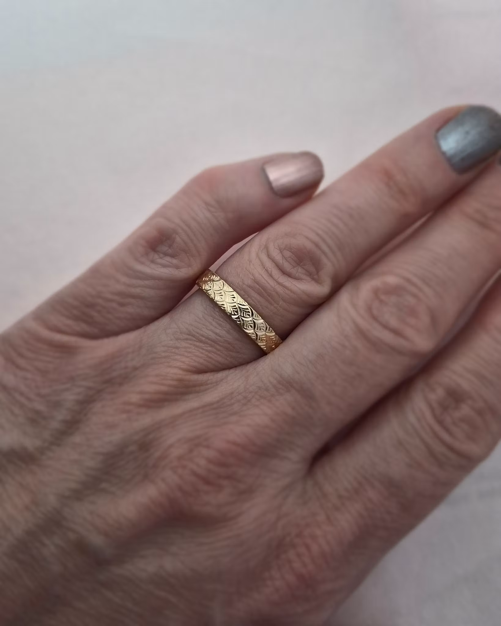 Peacock - slät ring med handgravyr 4 mm