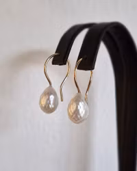 Droppformade Sötvattenspärlor med facetter - örhängen i 18K guld