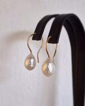 Droppformade Sötvattenspärlor med facetter - örhängen i 18K guld