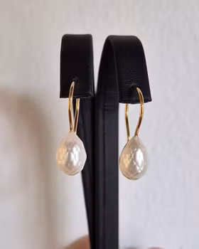 Droppformade Sötvattenspärlor med facetter - örhängen i 18K guld