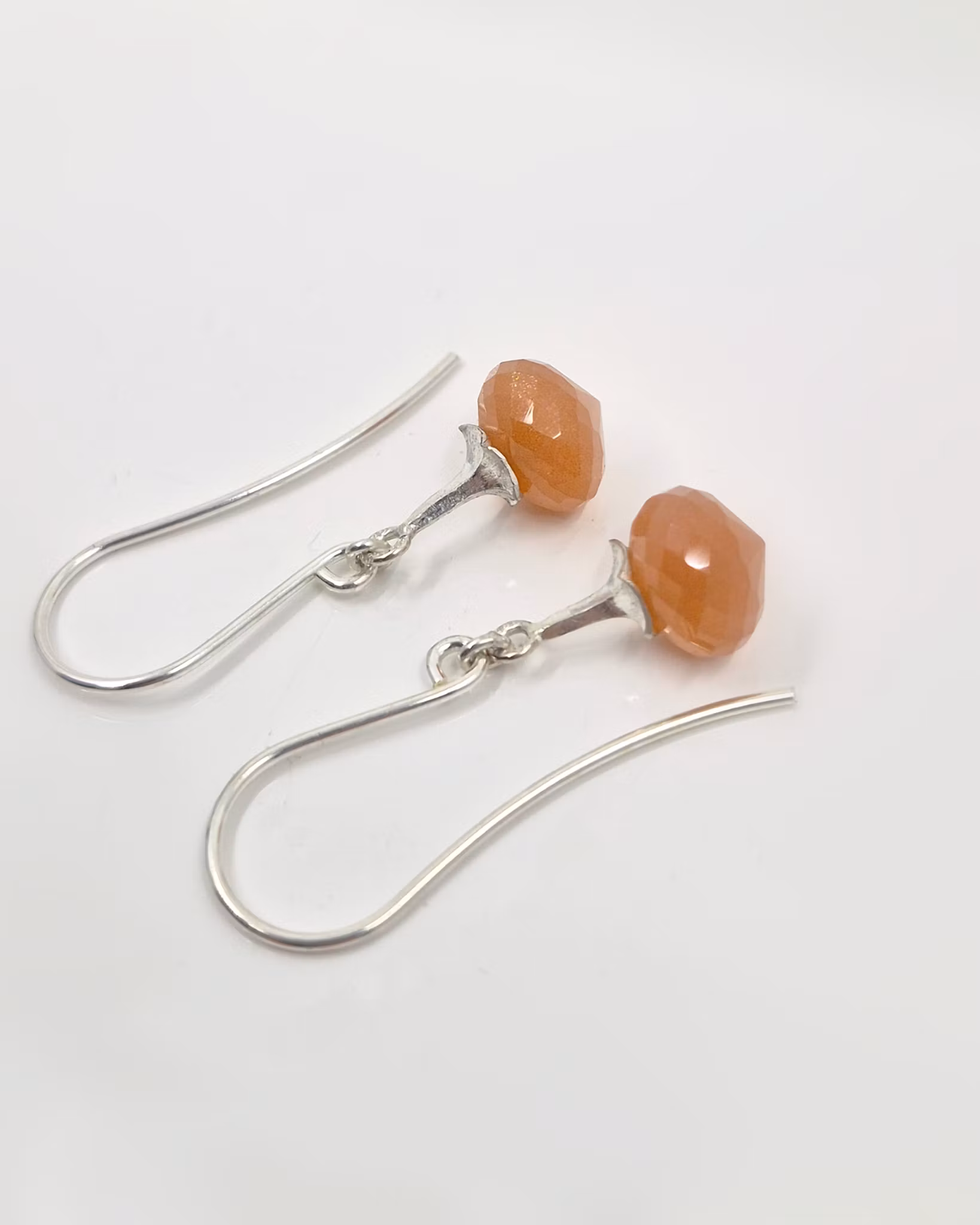 Änglatrumpet med Månsten peach - örhängen i silver