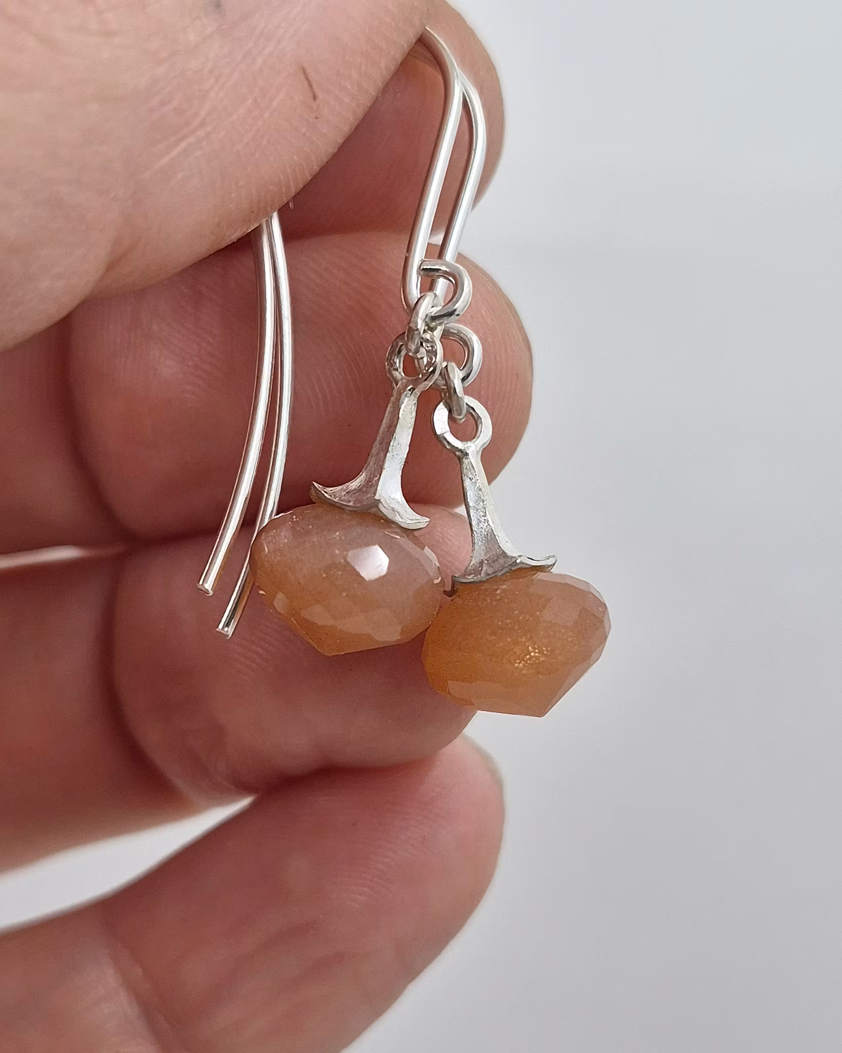 Änglatrumpet med Månsten peach - örhängen i silver