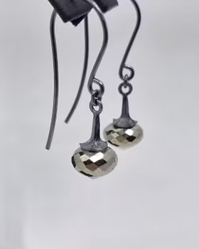 Änglatrumpet med Pyrit - örhängen i silver