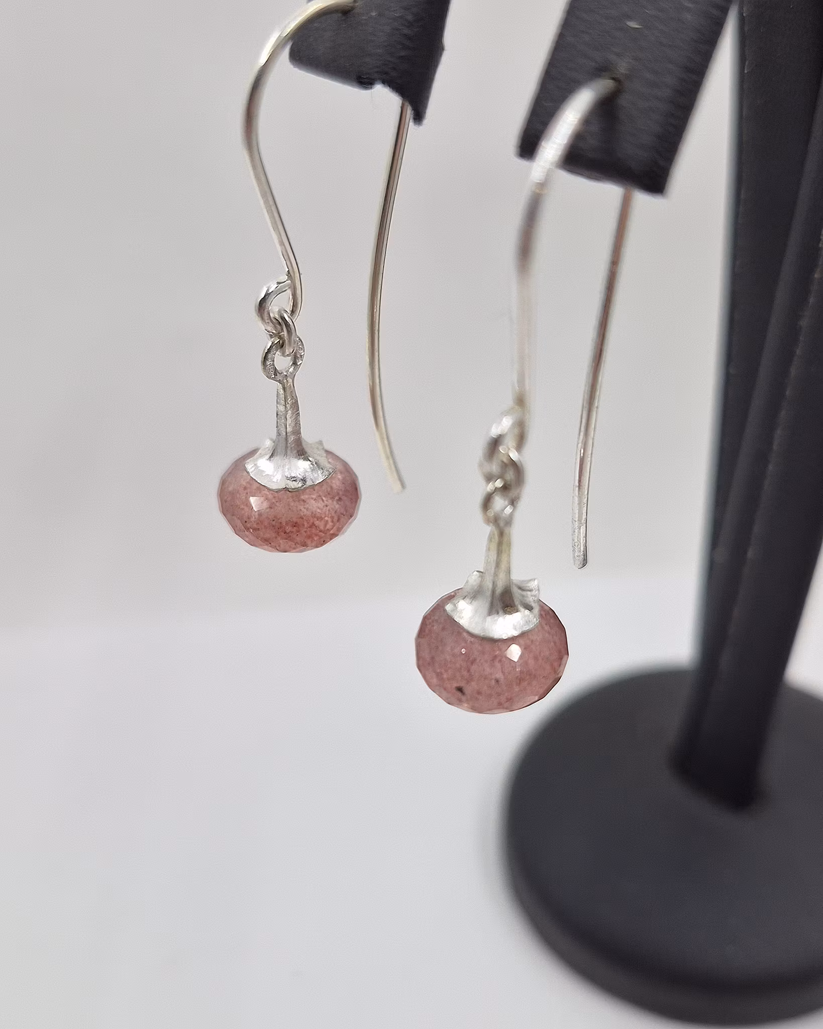 Änglatrumpet med Smultronkvarts - örhängen i silver