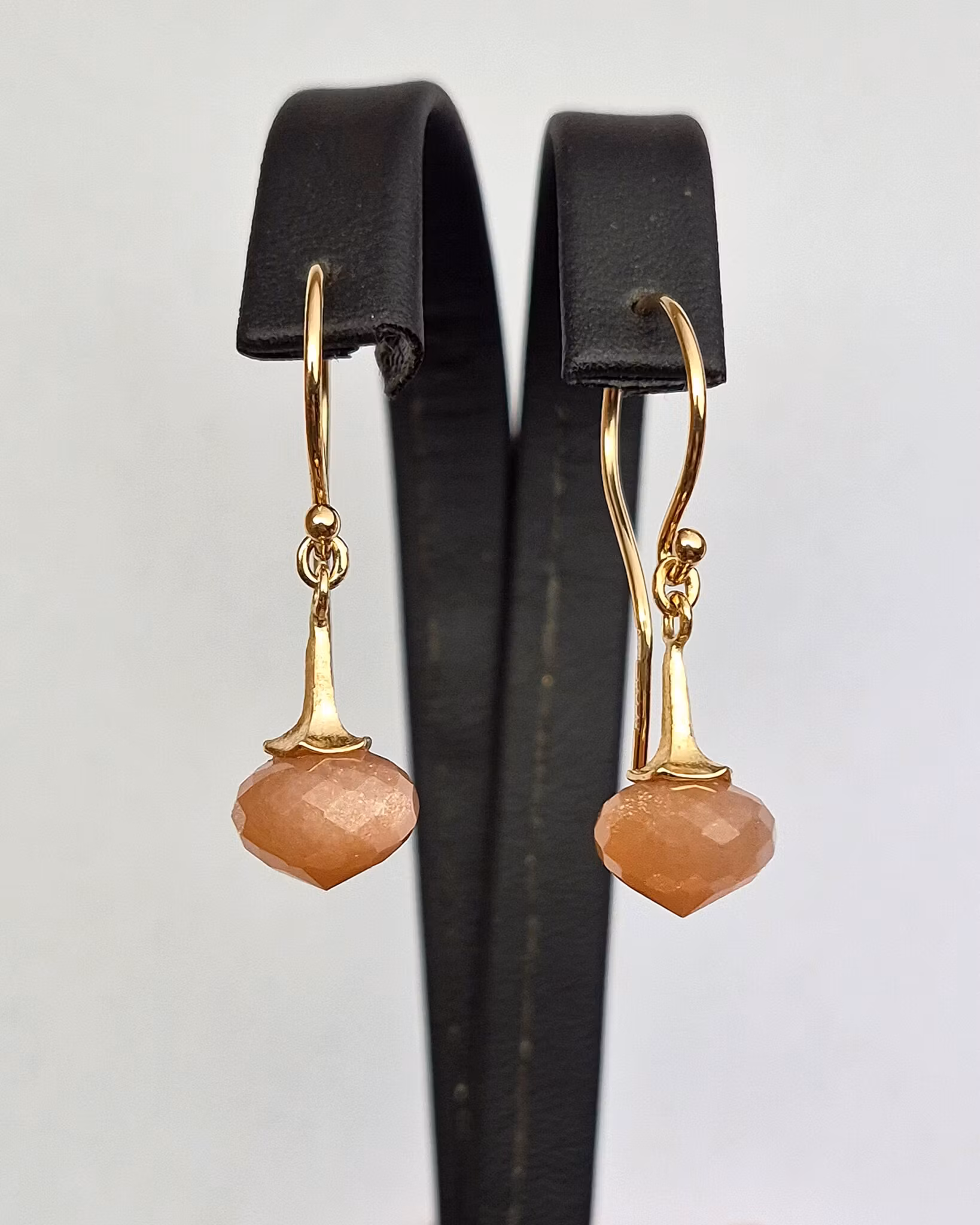 Änglatrumpet med Månsten peach - örhängen i guld