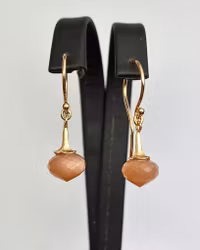 Änglatrumpet med Månsten peach - örhängen i guld