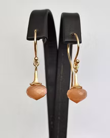 Änglatrumpet med Månsten peach - örhängen i guld