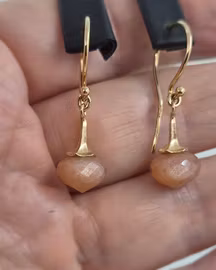 Änglatrumpet med Månsten peach - örhängen i guld