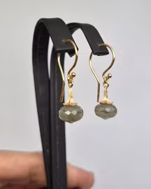 Änglatrumpet med Labradorit - örhängen i guld