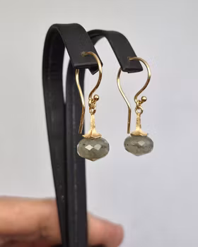 Änglatrumpet med Labradorit - örhängen i guld