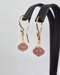 Änglatrumpet med Smultronkvarts - örhängen i guld