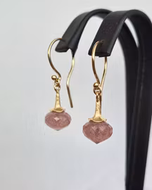 Änglatrumpet med Smultronkvarts - örhängen i guld