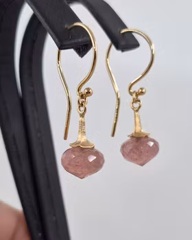 Änglatrumpet med Smultronkvarts - örhängen i guld