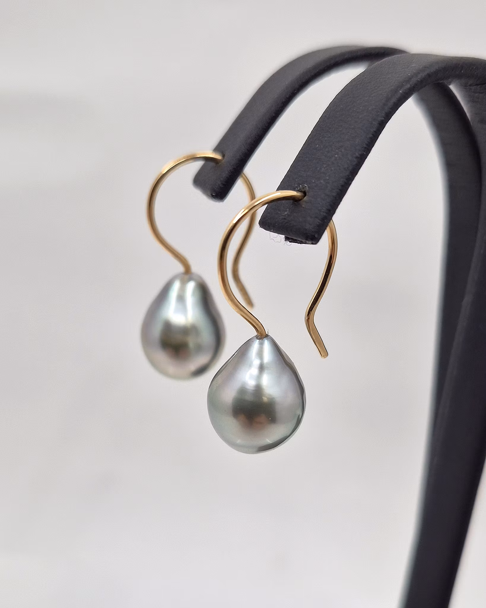 Ljusa Tahitipärlor på guldkrok