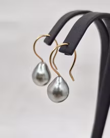 Ljusa Tahitipärlor på guldkrok