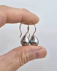 Ljusa Tahitipärlor på guldkrok