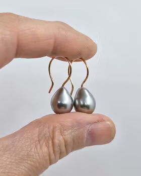 Ljusa Tahitipärlor på guldkrok