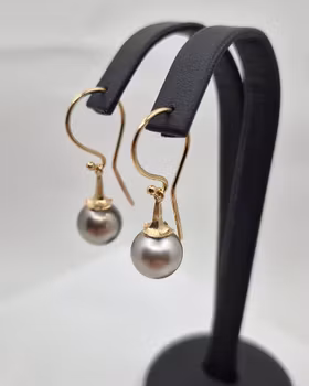 Fijipärlor med Änglatrumpet - örhängen i guld