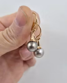 Fijipärlor med Änglatrumpet - örhängen i guld