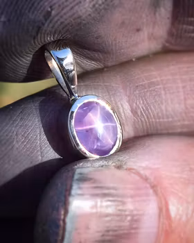 Stjärnsafir - hängsmycke i 18K vitguld