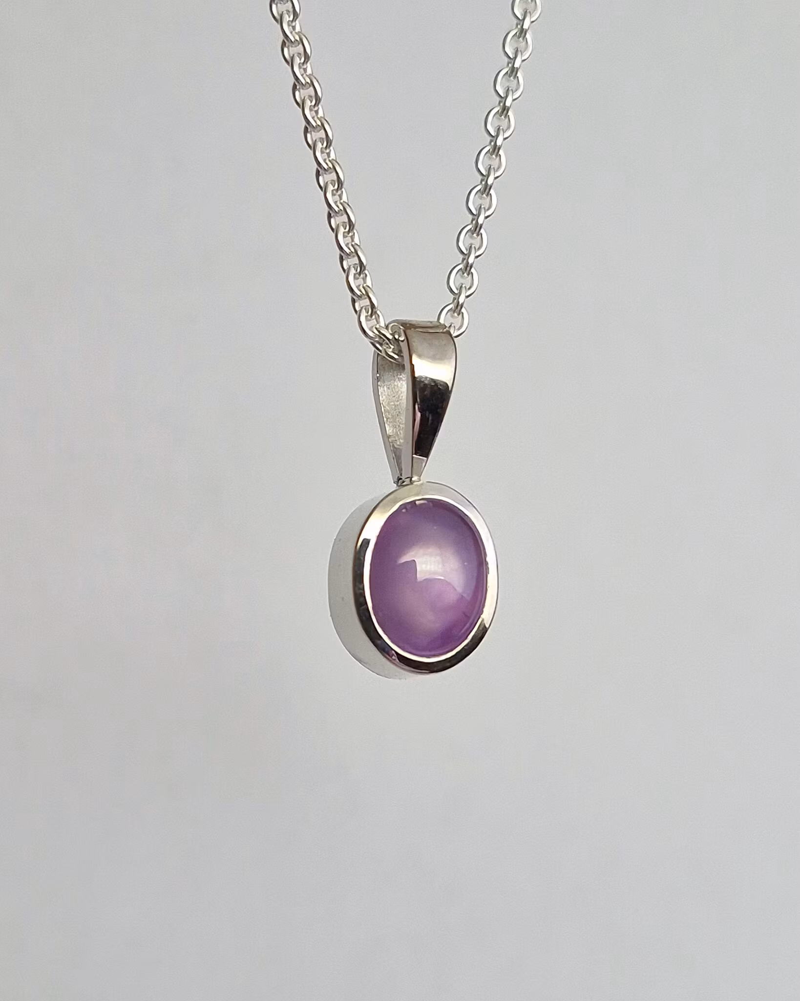 Stjärnsafir - hängsmycke i 18K vitguld