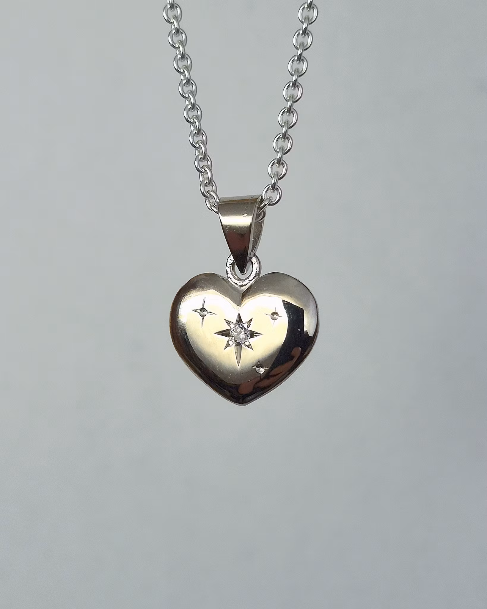 Handgraverat hjärta i 18K vitguld - vändbart hänge