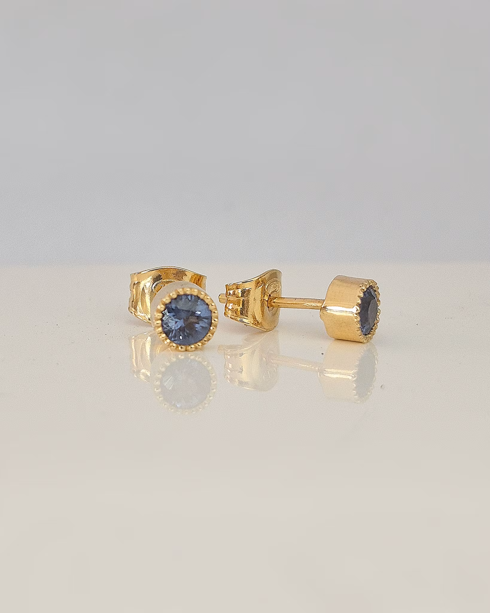 Örhängen med blå Spineller - studs i 18K