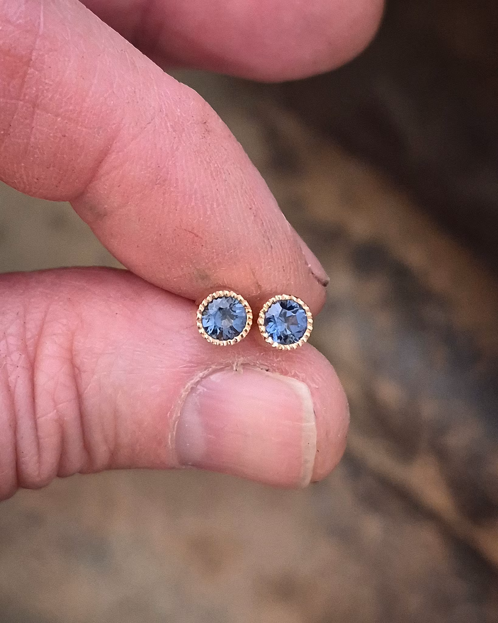 Örhängen med blå Spineller - studs i 18K