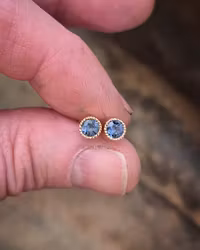 Örhängen med blå Spineller - studs i 18K