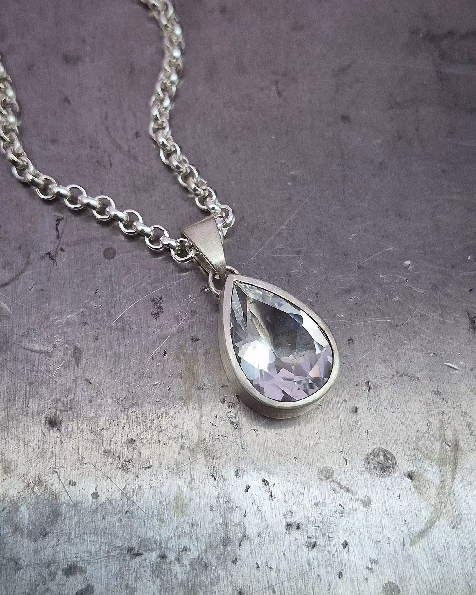 Päronslipad vit Topas - sidenmatt hängsmycke i silver