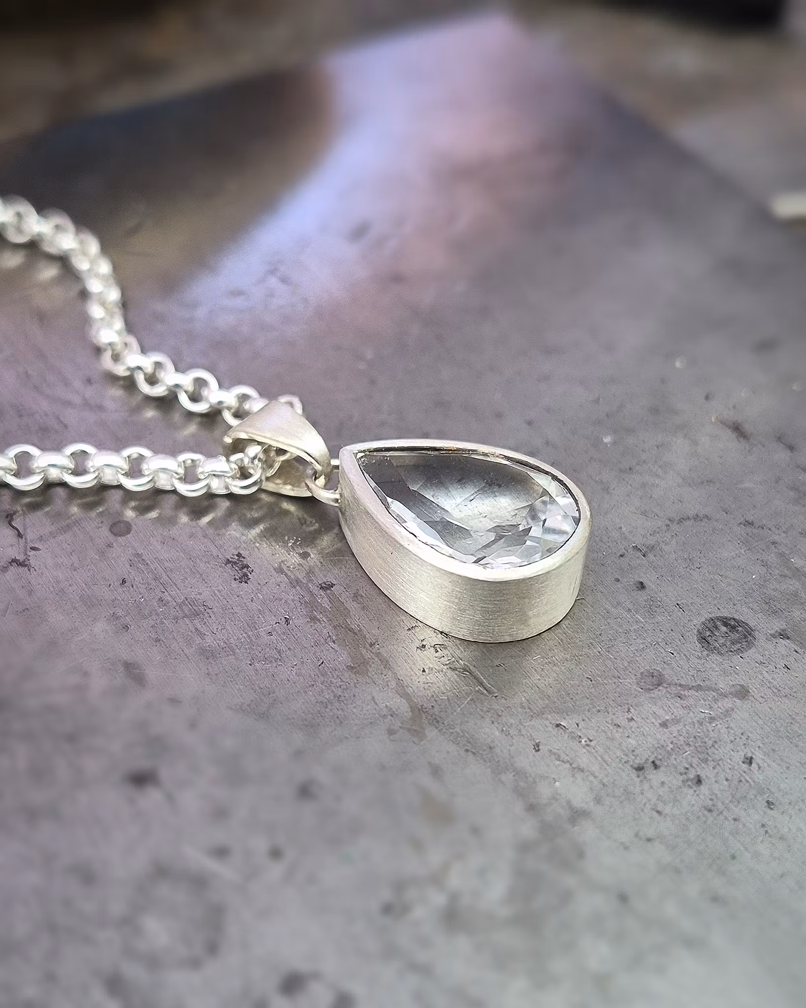 Päronslipad vit Topas - sidenmatt hängsmycke i silver