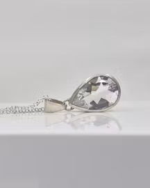 Päronslipad vit Topas - sidenmatt hängsmycke i silver