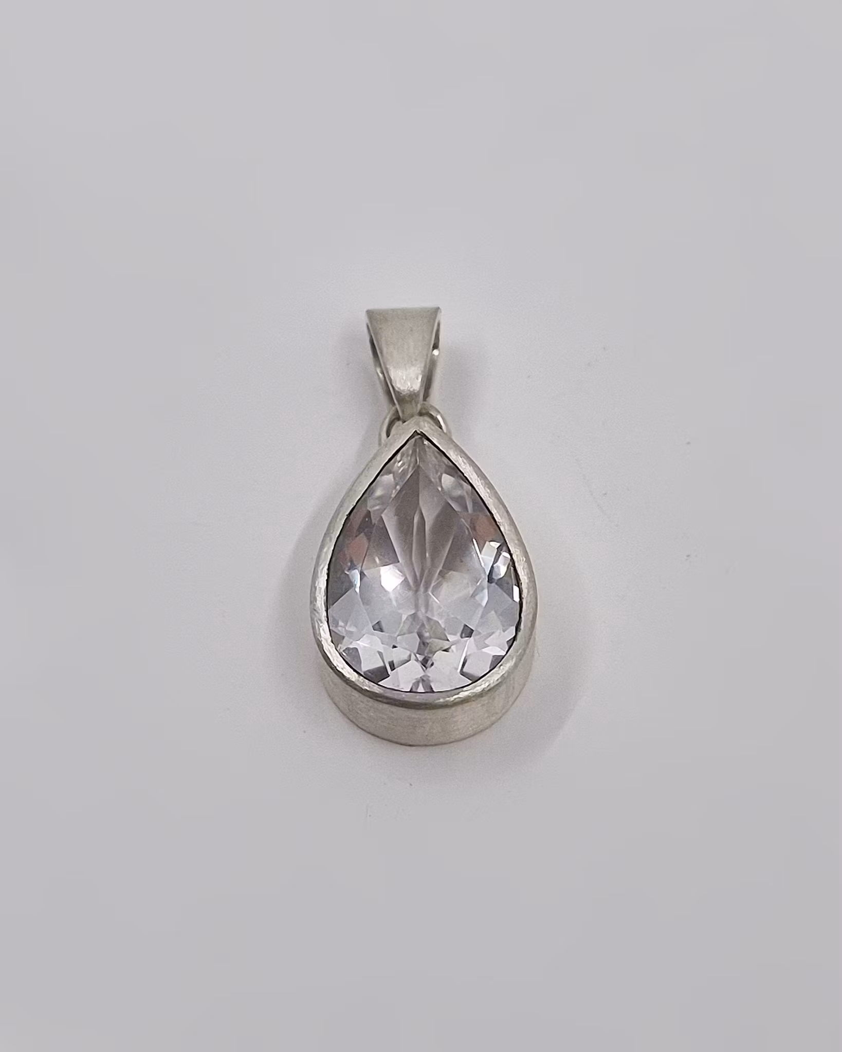 Päronslipad vit Topas - sidenmatt hängsmycke i silver