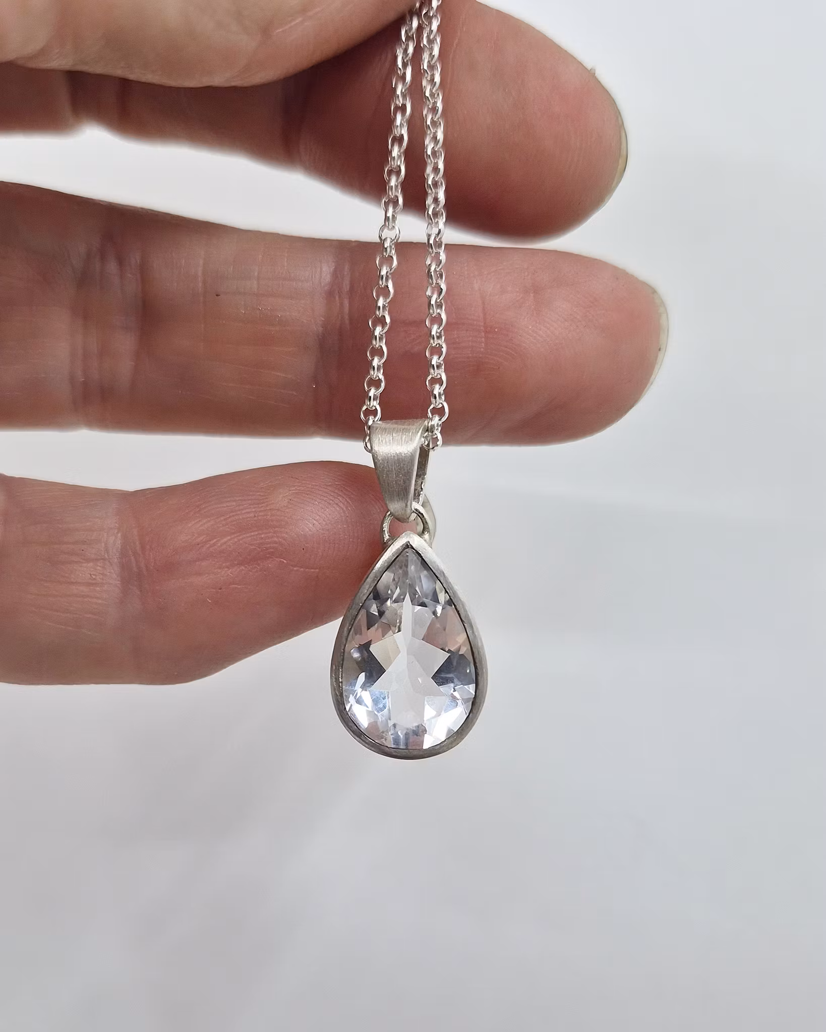 Päronslipad vit Topas - sidenmatt hängsmycke i silver