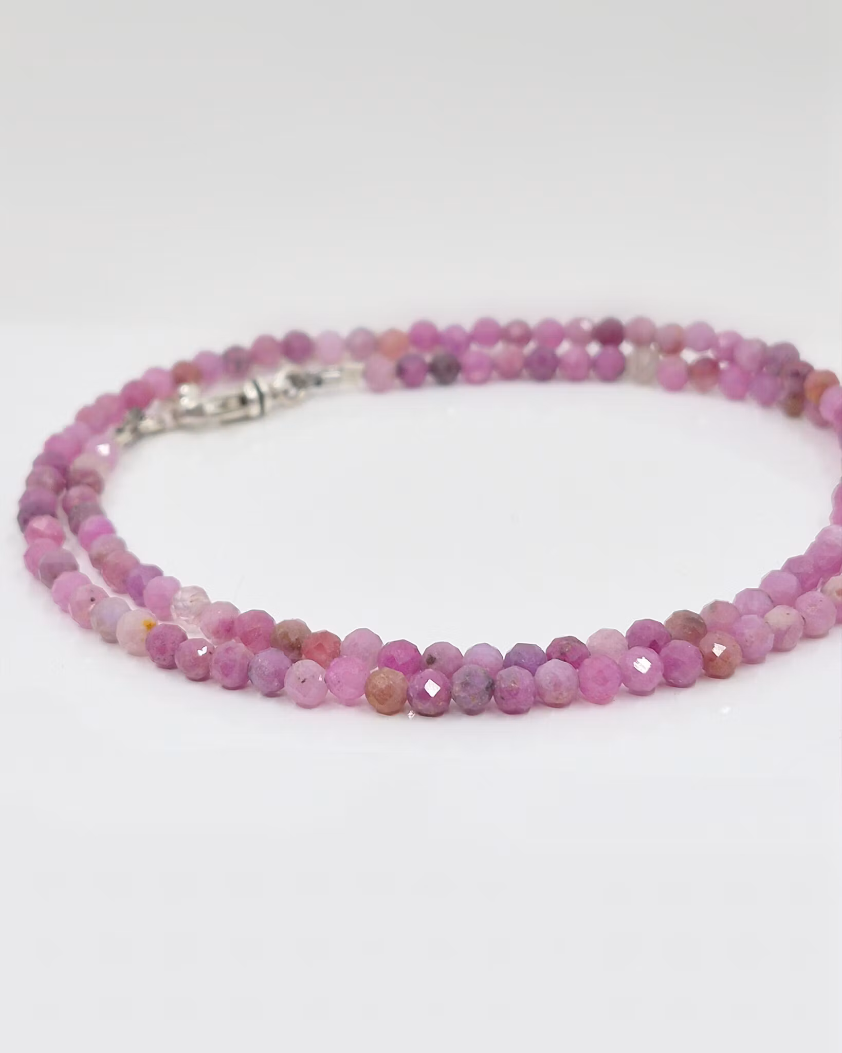 Glittrigt rosa Safircollier