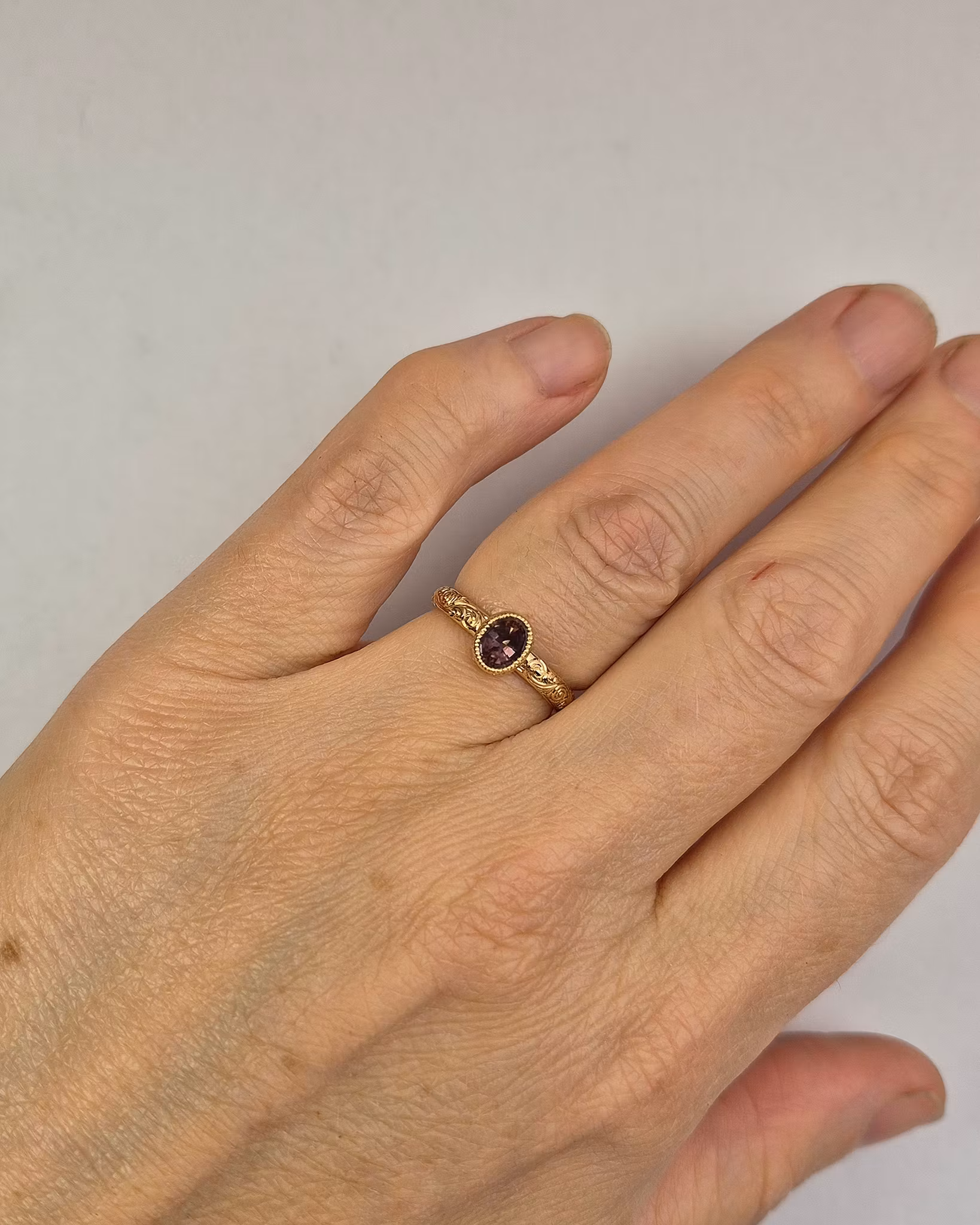 Coffee Queen - Solitär med Safir och handgravyr