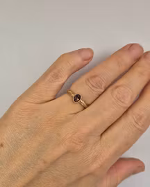 Coffee Queen - Solitär med Safir och handgravyr