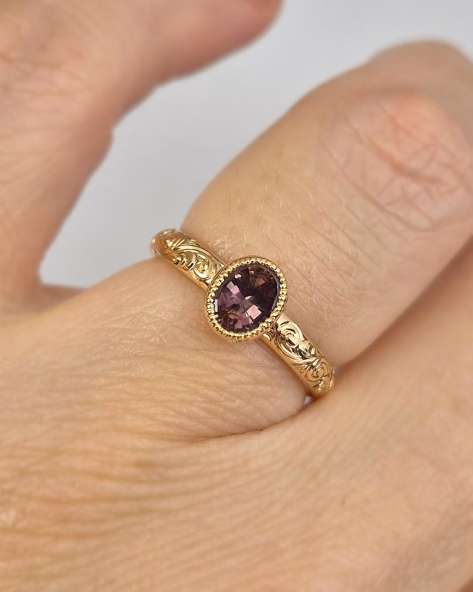 Coffee Queen - Solitär med Safir och handgravyr