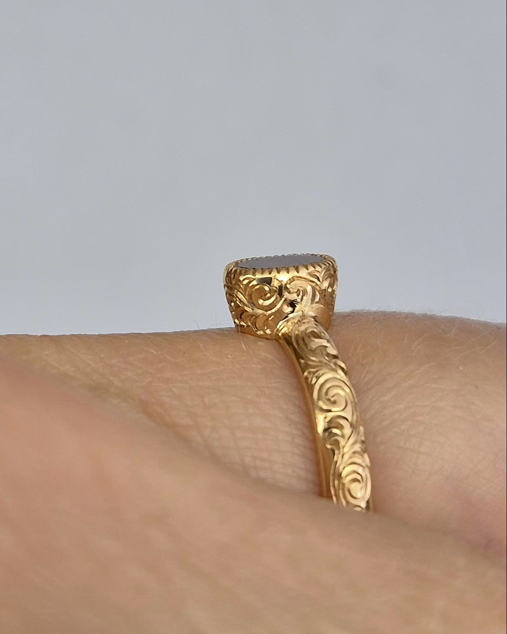 Coffee Queen - Solitär med Safir och handgravyr