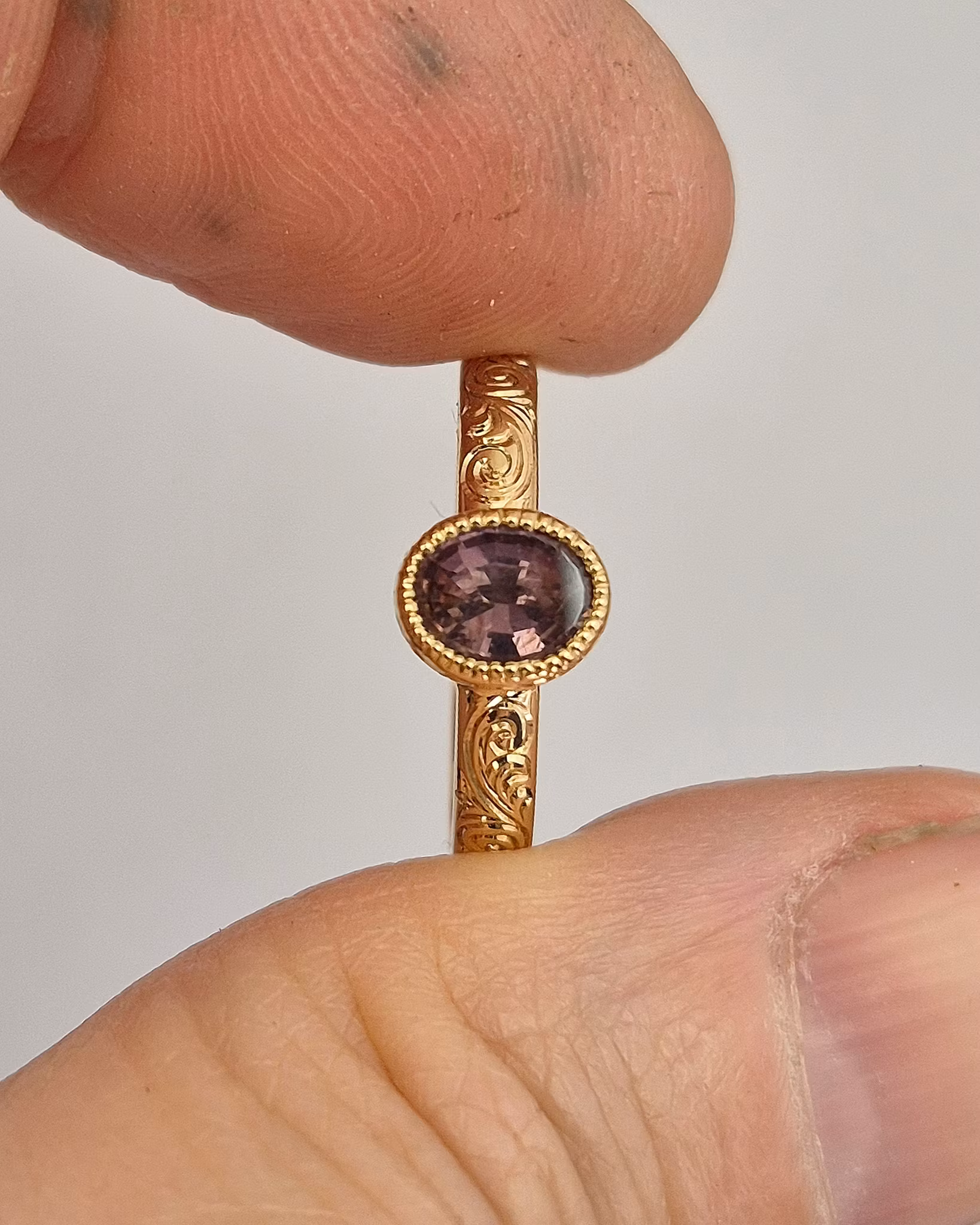 Coffee Queen - Solitär med Safir och handgravyr