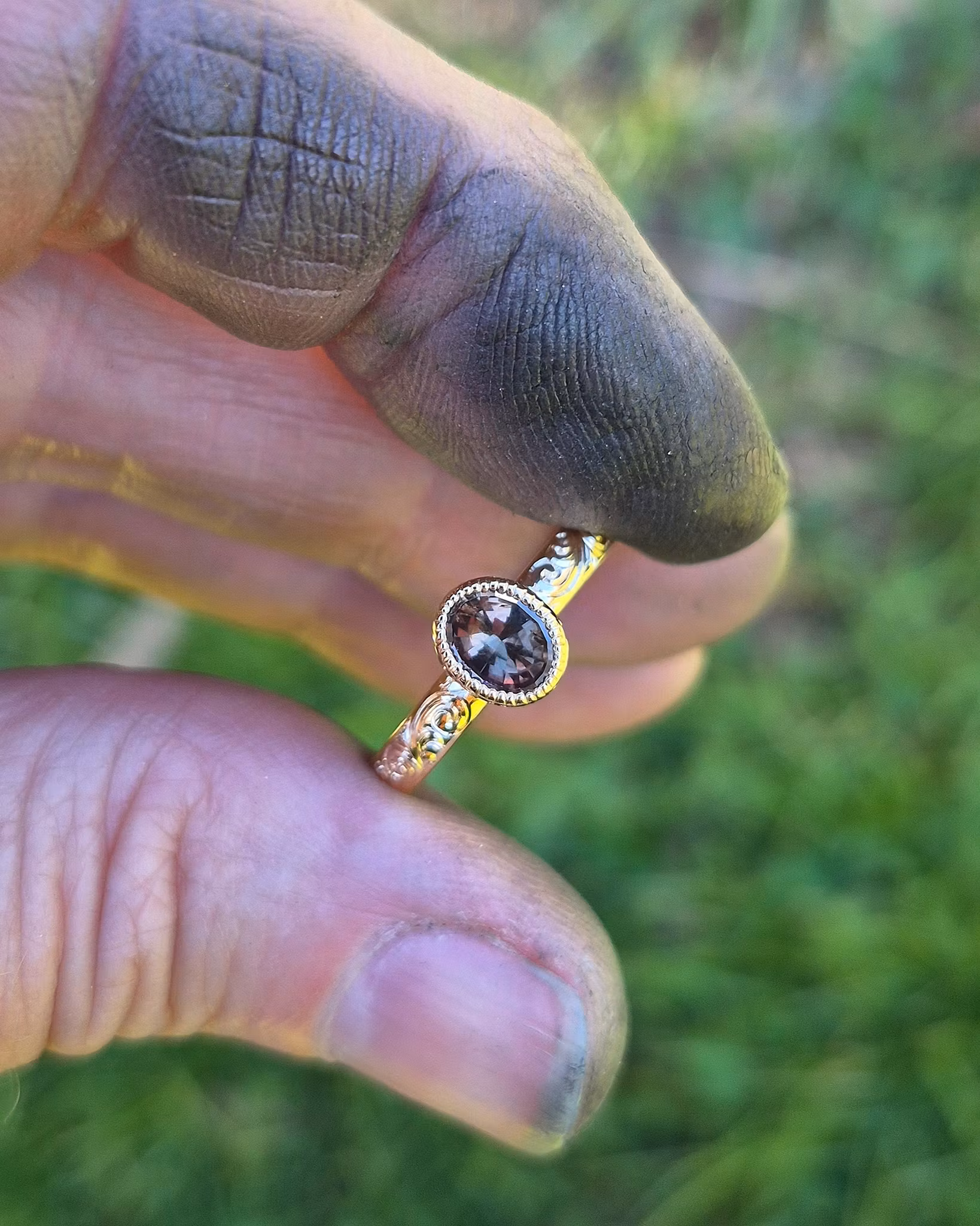 Coffee Queen - Solitär med Safir och handgravyr