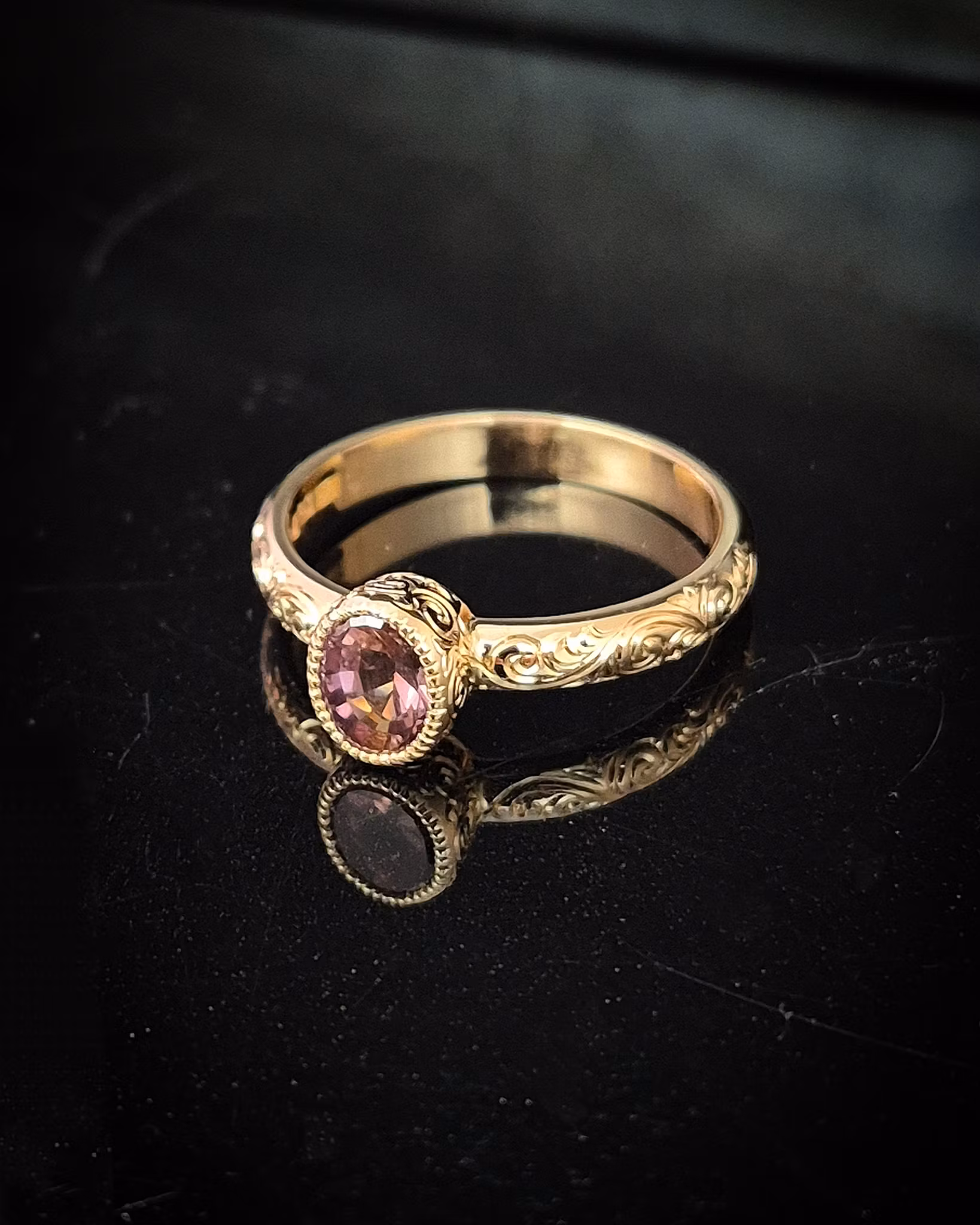 Coffee Queen - Solitär med Safir och handgravyr