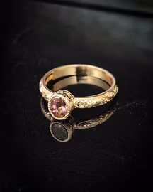 Coffee Queen - Solitär med Safir och handgravyr