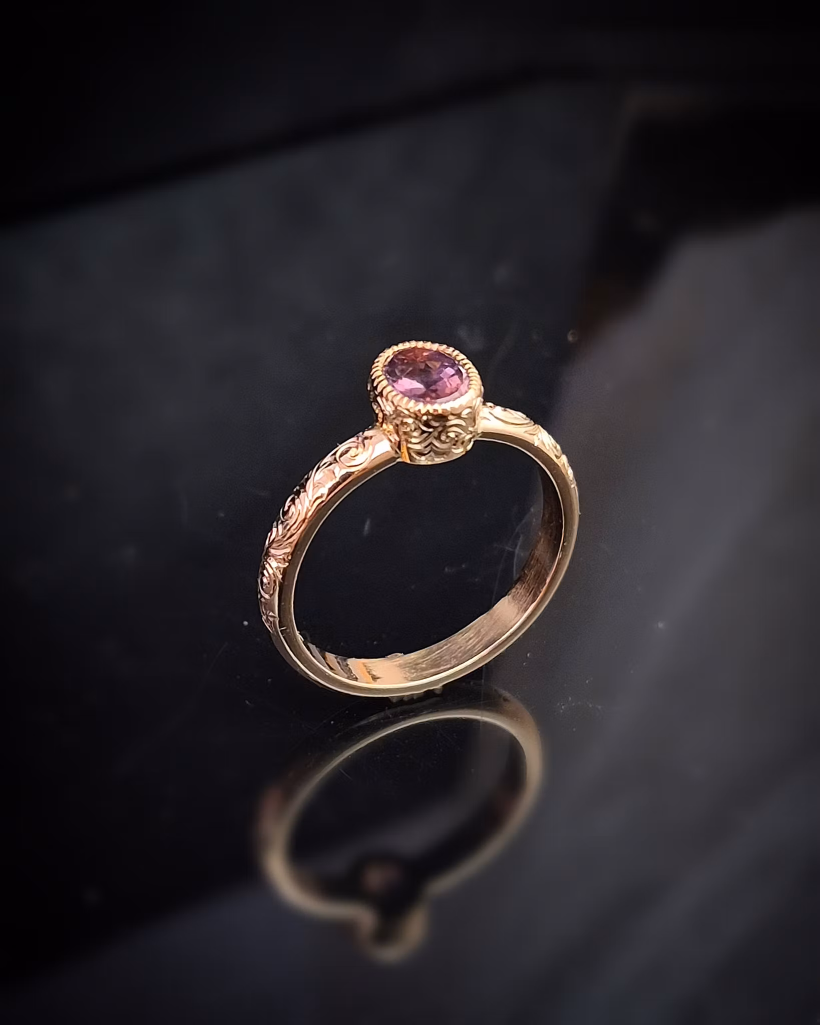 Coffee Queen - Solitär med Safir och handgravyr