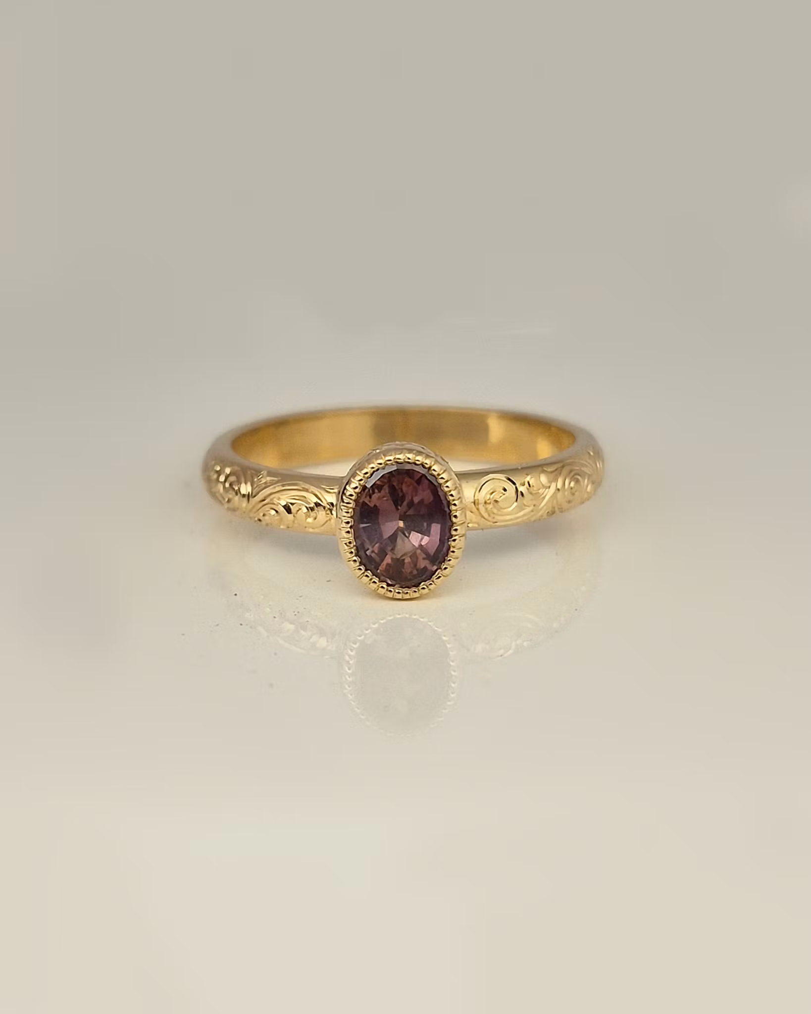 Coffee Queen - Solitär med Safir och handgravyr