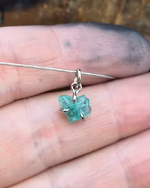 Råsmaragd - hänge i 18K vitguld