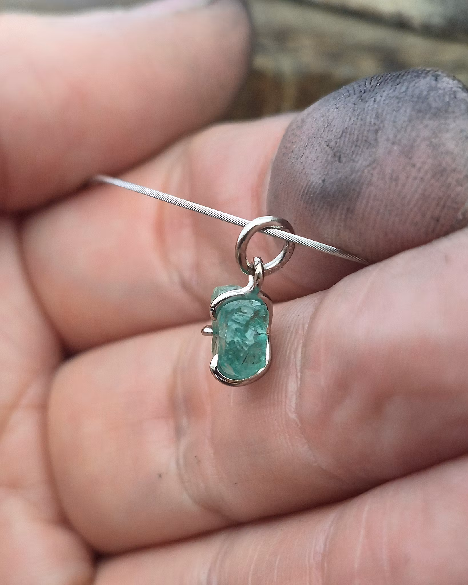 Råsmaragd - hänge i 18K vitguld