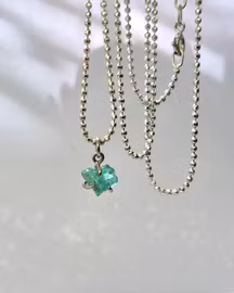 Råsmaragd - hänge i 18K vitguld