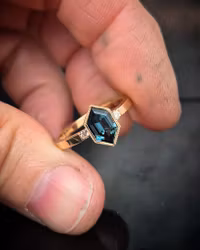 Faye - Safir & Briljantring i 18K guld