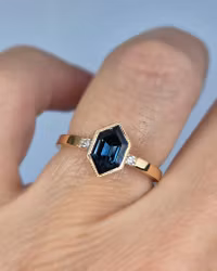 Faye - Safir & Briljantring i 18K guld